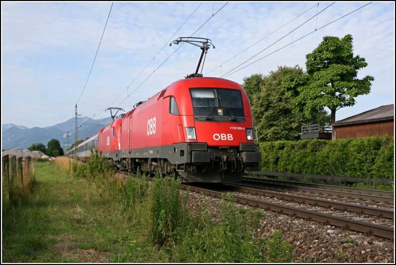 Die beiden Wien S�dbahnhofer 1116 050 und 040 bringen am 29.06.07 bei Rosenheim den OEC 561  EUROP�ISCHER COMPUTER F�HRERSCHEIN  von Bregenz nach Wien West. Nach dieser Aufnahme wurde ich von einer Anwohnerin gefragt ob ich Suizid begehen wolle weil ich in der N�he des Gleisk�rpers stand...