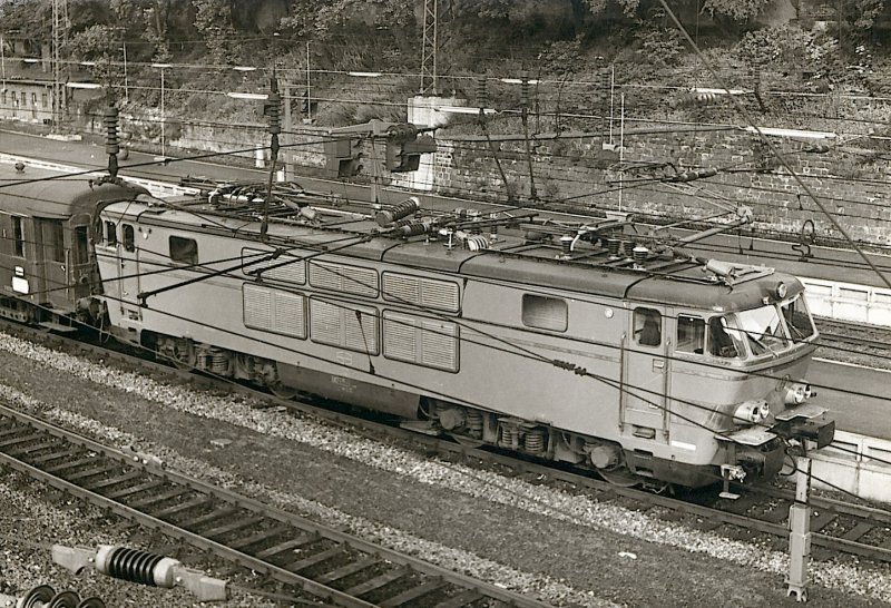 Die Belgische Lok 160021 (sp�ter Reihe 16) f�hrt aus Aachen Hbf. mit einem Zug K�ln-Oostende in August 1966. Hinter der Lok ist ein SNCB Vorkriegswagen(Foto J.J. Barbieux).
