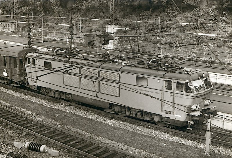 Die Belgische Lok 160021 (spter Reihe 16) fhrt aus Aachen Hbf. mit einem Zug Kln-Oostende in August 1966. Hinter der Lok ist ein SNCB Vorkriegswagen(Foto J.J. Barbieux).