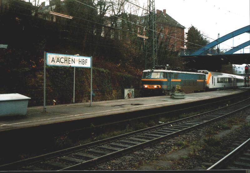Die belgische Lok 1606 f�hrt im Herbst 2002 mit einem der letzten D-Z�ge der Linie Oostende-K�ln auf Gleis 9 in Aachen Hbf ein.
