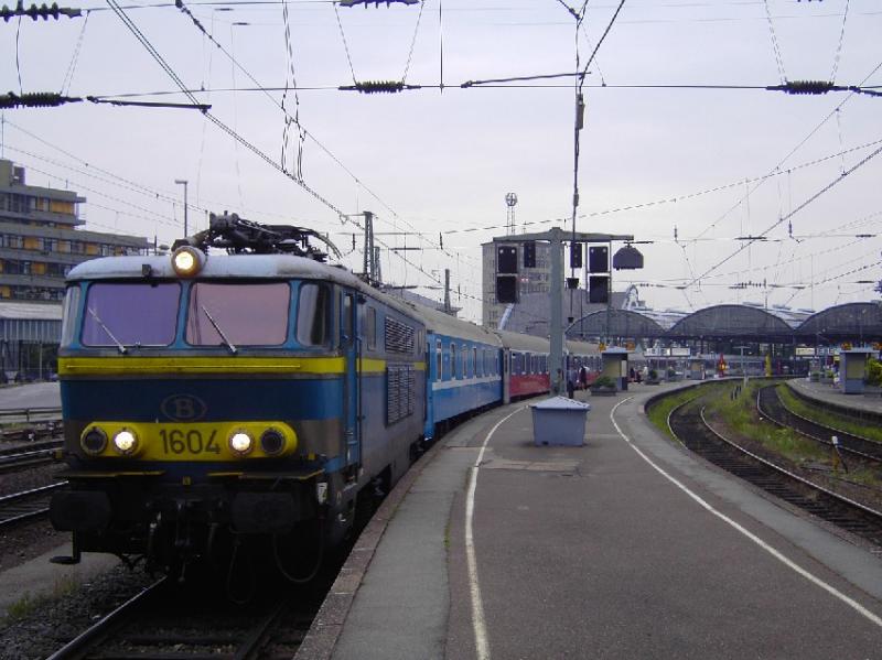 Die belgische Mehrsystem-Lok 1604 hat in Aachen Hbf am 4.8.04 den EN  Jan Kiepura  Warschau-Aachen-Brssel bernommen,wartet auf Stromwechsel,um den Bgel heben zu knnen.Danach Bremsprobe und los gehts mit Schublok (225) nach Belgien.Der Zug hat 11 Wagen.