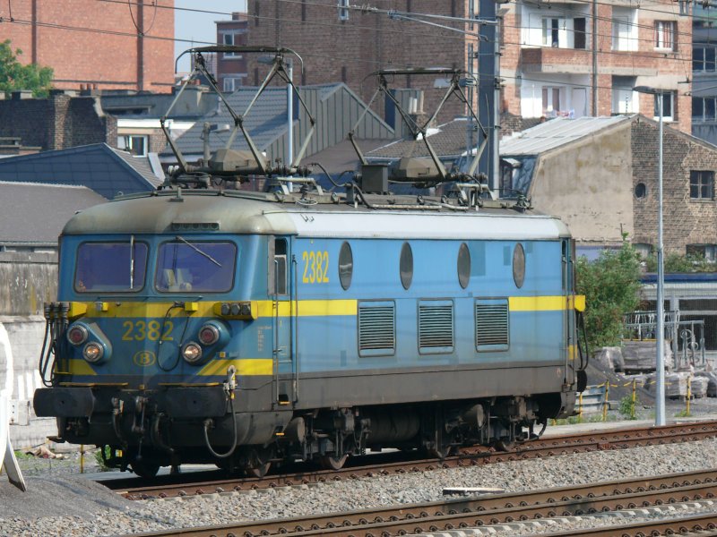 Die belgische Version der Bgelfalte, hier im seitlich einfallenden Sonnenlicht gut zu erkennen. SNCB-Lok 2382 steht im Bhf Lige-Guillemin und wird als Schiebelok auf der Rampe in Richtung Ans eingesetzt. Aufgenommen am 01/05/2009.
