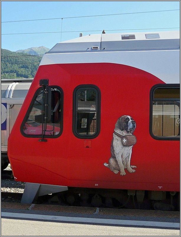 Die beliebten Bernhardiner Hunde schmcken den RABe 527 513, der als Saint-Bernard Express am 03.08.08 im Bahnhof von Martigny stand. (Jeanny) 