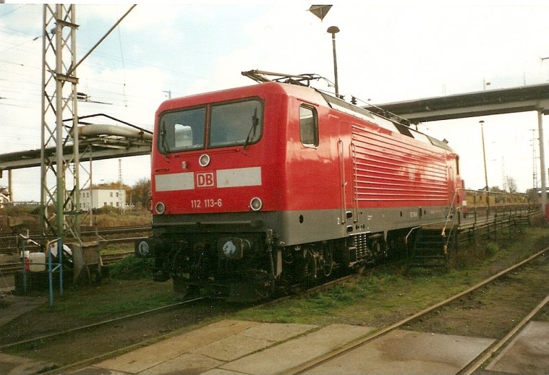 Die Berliner 112 113 knnt sich im November 1999 in Bh Stralsund eine Pause.