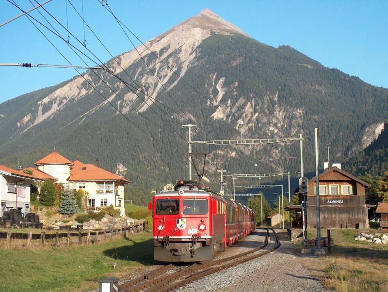 Die Bernina Express und Muchetta im Abentlicht. Alvaneu 04-10-2004