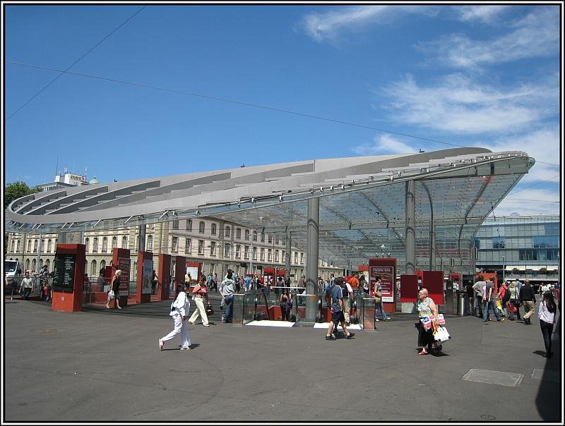 Die Bernmobil-Haltestelle am Bahnhofsplatz in Bern, aufgenommen am 26.07.2008. Mir hat die geschwungene Form des Daches sehr gut gefallen. Es sah alles sehr neu aus.