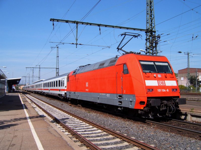 Die bersaubere 101 104-8 am 21.04.07 mit einem InterCity von Karlsruhe HBF nach Nrnberg HBF auf Gleis 2 des Aalener Bahnhofs. Kein Fake!!!