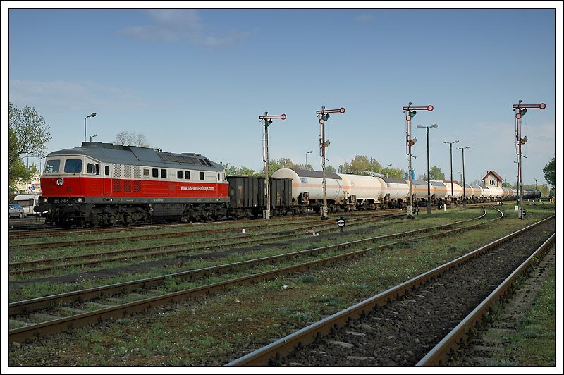 Die ber�hmte Fotowolke: 232 658 der East West Railways am 2.5.2008 bei der Durchfahrt mit einem G�terzug in Wolsztyn. Die Railion Deutschland AG und die polnische PCC Rail SA (Konzerntochter der Duisburger PCC SE) gr�ndeten  unter dem Namen „East West Railways Sp. z o. o.“ 2007 ein gemeinsames Eisenbahnunternehmen f�r den G�terverkehr mit Sitz in Wroclaw/Polen.