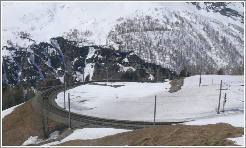 Die berhmte Kurve von Alp Grm wurde letztes Jahr ausgebaut, das heisst die Ausfahrweiche wurde talwrts ans Ende der Kurve verlegt. Ein Grund, dass die beiden Geleise nicht ineinander verschwenkt wurden, ist der Spurpflug, der sonst an dieser Stelle nicht htte eingesetzt werden knnen. (23.04.2009)