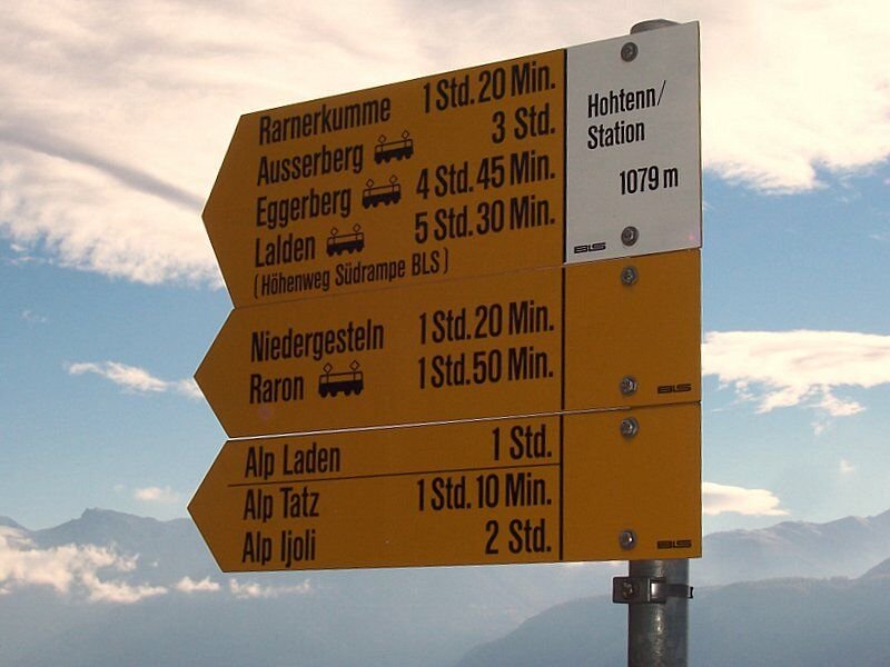 Die Beschilderung ist sehr gut, da die Strecke bis Briger Thermalbad knapp 35 km lang ist, sollte man die Wanderung in zwei Tagen machen, vor allem wenn man Zge fotografieren will, die kommen zwar jetzt noch reichlich, aber oft mu man auch etwas lnger warten, 2007 ist der Basistunnel fertig, da wird's weniger. Auf diesen Wegweiser steht noch als Endziel Lalden, er geht jetzt aber bis zum Thermalbad