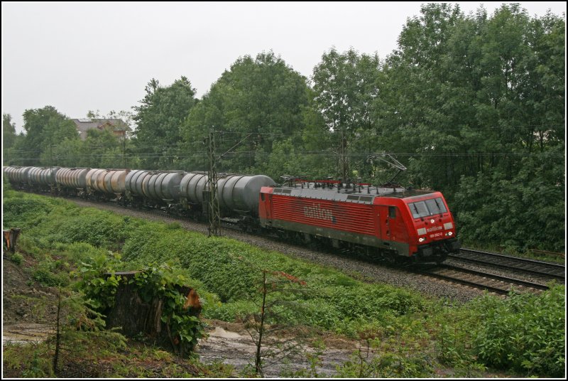 Die im Besitz der Mitsui Rail Capital Europe B.V. befindliche 189 092 bringt bei starken Regen einen Tankzug Richtung Kufstein. (02.07.07)