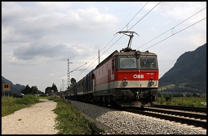 Die Bespannung des  Paneuropa-Terratrans-Express , Bremen-Golland - Verona Q.E., im Abschnitt M�nchen-Brennero/Brenner liegt in der Hand der 1144er oder auch der 182. Am 30.07.2009 hatte 1144 227 (9181 1144 227-6) die Aufgabe den TEC 42175 mit sammt eines weiteren Lokf�hrers in Richtung Kufstein zu bringen.
