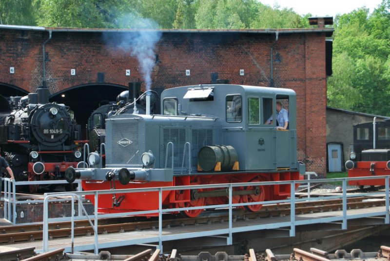 Die bestens aufgearbeitete A4M420 nebelt auf der Drehscheibe vor sich hin, Schwarzenberg 21.05.09