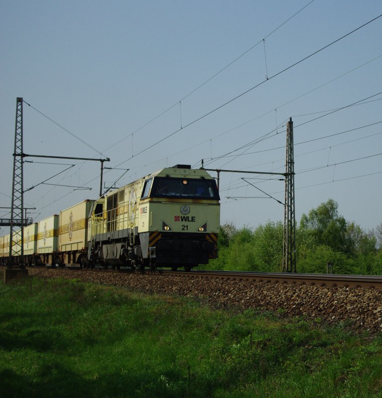 Die  Bierkiste , Lok 21 der WLE mit ihrer Gerstensaft-Leistung in Fahrtrichtung Seelze. Aufgenommen bei Gmmer am 15.04.2009.
