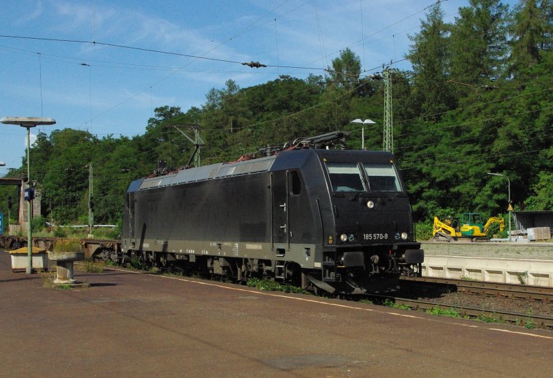 Die  Black Lady  185 570-9 mit Containerzug in Fahrtrichtung Norden am 16.07.2009 in Eichenberg.