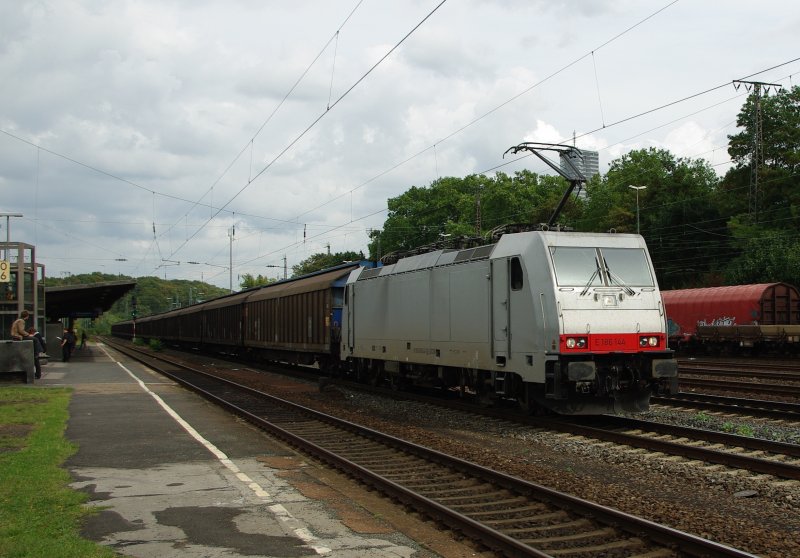 Die blank-weie, aber nicht mehr sehr saubere E 186 144. Aufgenommen am 02.09.2009 in Kln West.