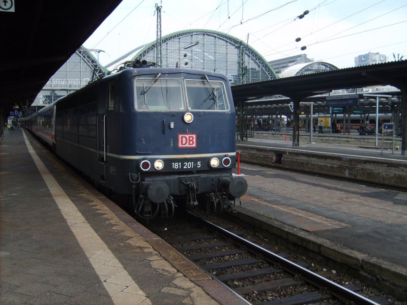 Die blaue 181 201-5 steht am 2.3.07 mit dem EC 56 nach Paris Est in Frankfurt(Main) Hbf
