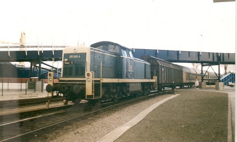 Die Blaue 291 040 rangierte im Juli 1998 im Fhrhafen Mukran.