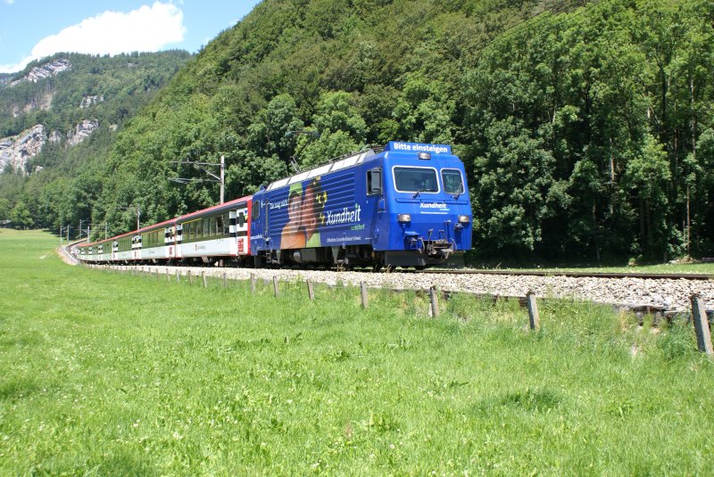 Die blaue HGe 101 962-9 nhert sich am 13.6.09 mit dem IR 2222 ihrem Ziel Meiringen, da dort die Lok gewechselt wird, whrend der Zug bis Interlaken Ost weiterfhrt.