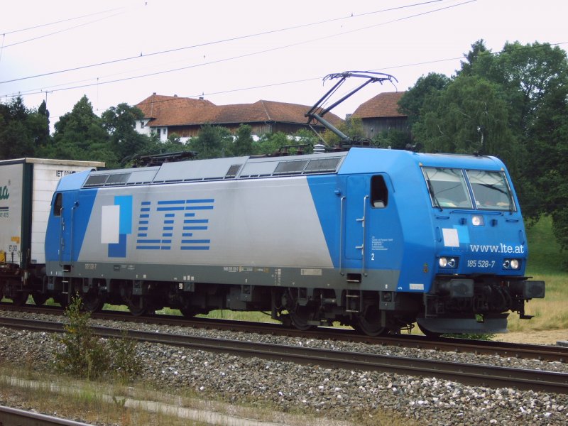 Die blaue LTE 185 528-7 mit ihrem Containerzug wartet am 29.06.2006 in Wartberg an der Krems den Personenverkehr ab und f�hrt dann Richtung Graz weiter.  