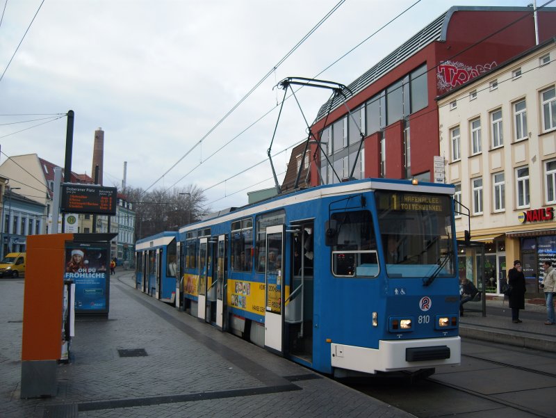 Die blauen Tatras wird es in Rostock nicht mehr lange geben. Sie werden durch die NGTs oder durch Neuanschaffungen ersetzt. Am 05.12.2008 ist ein T6 mit Beiwagen an der Hst Doberaner Platz