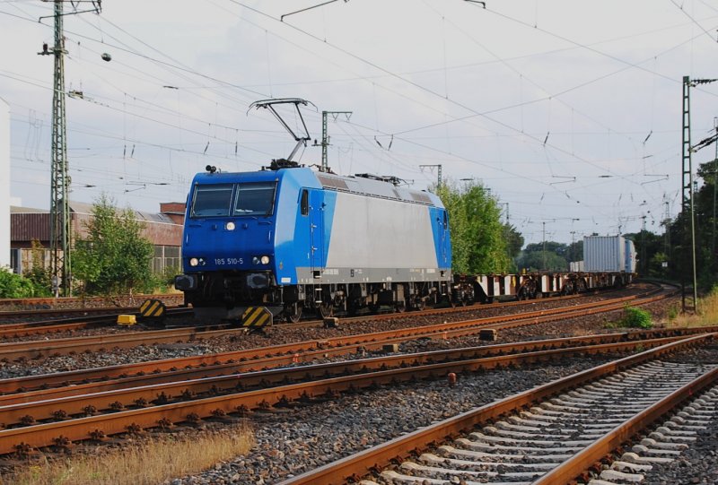 Die blau/silberne 185 510-5 der ITL hat sich aus dem Ruhrgebiet kommend in Schleichfahrt an den Brackweder Bhf herangeschlichen. Im Bahnhof hatte ein Talent der NordWestBahn Vorfahrt und so mute sie mit Ihrem ungleichmig besetzten Containerzug warten. Am am des 10.07.2009.