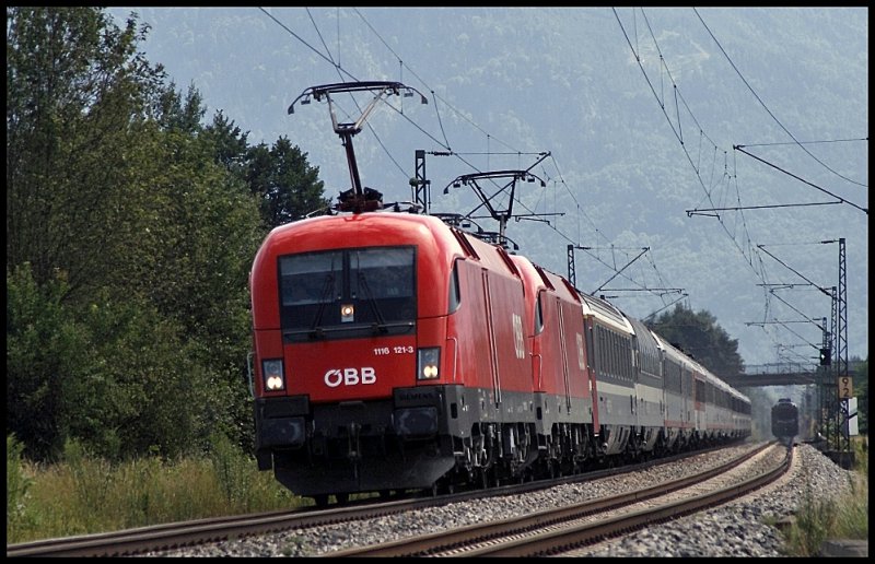 Die blitzblanke 1116 121 muss mit einer Schwesterlok und dem  Transalpin , Basel SBB - Wien Westbahnhof, bei Pfrauendorf in vor einem Signal halten. (01.08.2009)