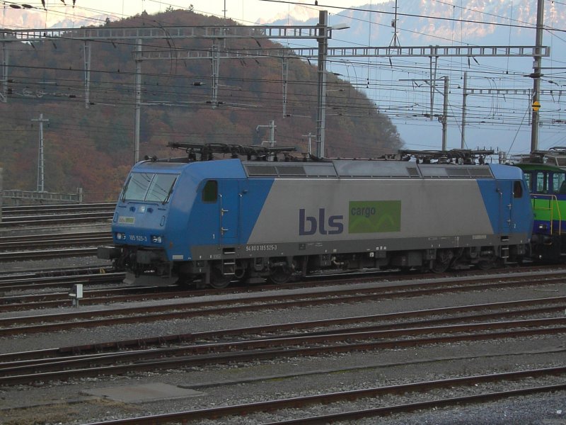 Die BLS 185 525 am 02.11.2007 im Depot von Spiez. 