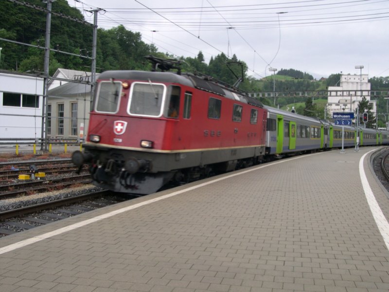 Die von der BLS angemietete SBB Re 4/4 11259 war am 27.05.2007 mit ihrem aus EW 3 gebildeten Regioexpress Bern-Luzern beim Halt in Wolhusen abzulichten.