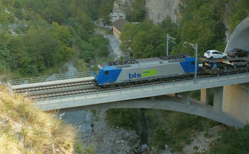 Die von der BLS gemietete 94 80 0 185 535-2 berquert mit einem Autozug nach Genve die Dalaschlucht zwischen Leuk und Salgesch.
(26.09.2008)
 