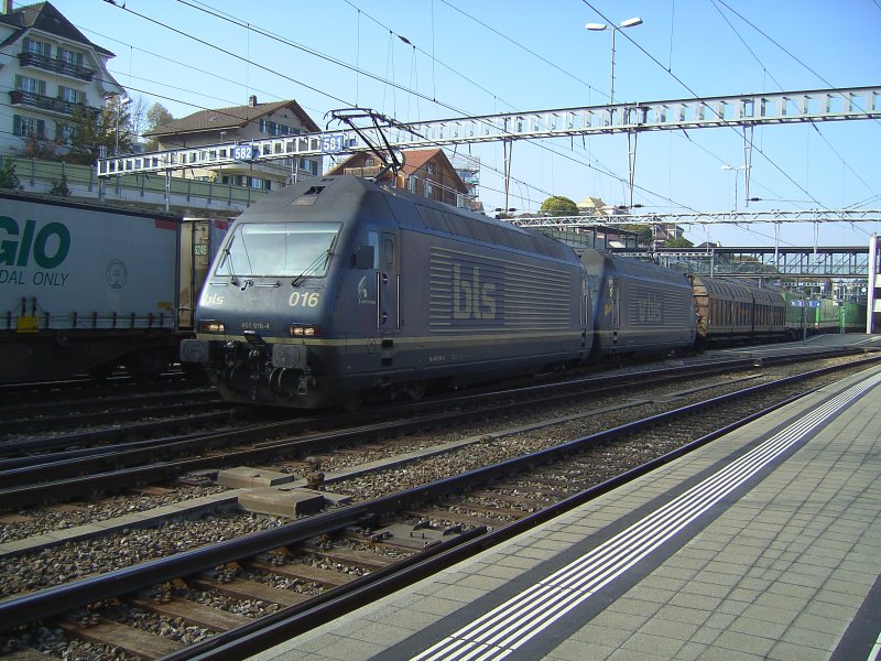 Die BLS Re 465 016 und eine Schwesterlok am 03.11.2007 bei der Ausfahrt aus Spiez in Richtung Ltschberg.  