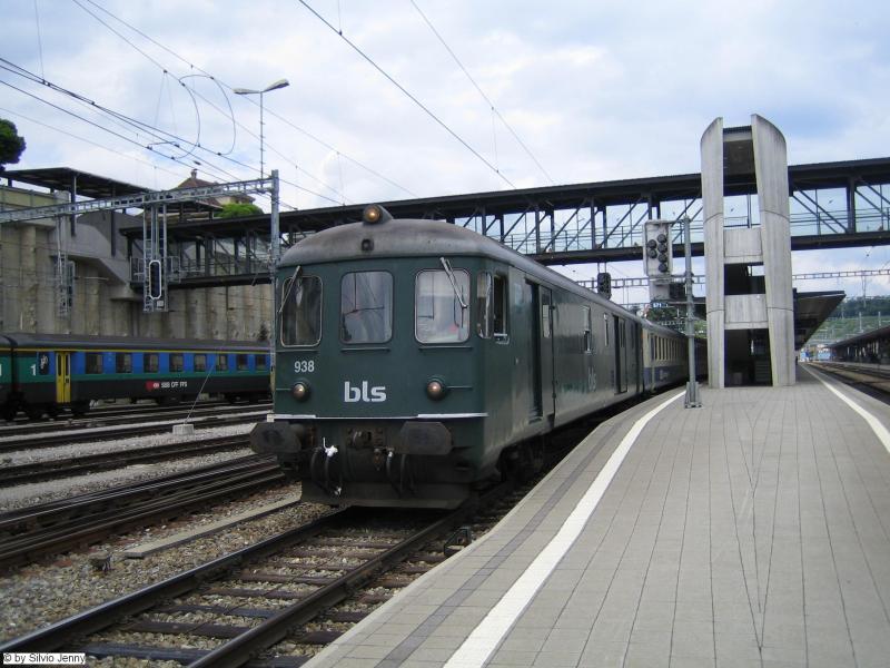 Die BLS bernahm von den SBB zwei ex DZt um einen in einen Autozugsteuerwagen umzubauen, der eine wird in einem Regio zwischen Interlaken Ost und Spiez eingesetzt, am 9.7.05 war der Dt 938 in Spiez.