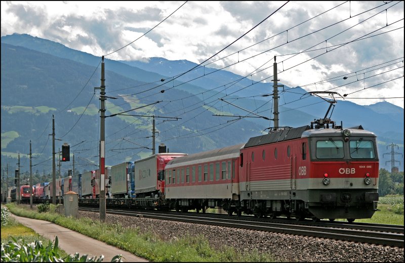 Die Bludenzer 1044 095 (9181 1044 095-8) hngt am Zugschluss der RoLa und begegnet einem Gterzug der in Richtung Wrgl unterwegs ist. (08.07.2008)
