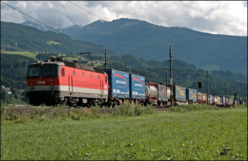 Die Bludenzer 1044 108 (9181 1044 108-9) hngt am Zugschluss dieses schweren Kombizuges und wird ihn auf der Brennerrampe nachschieben. (08.07.2008)
