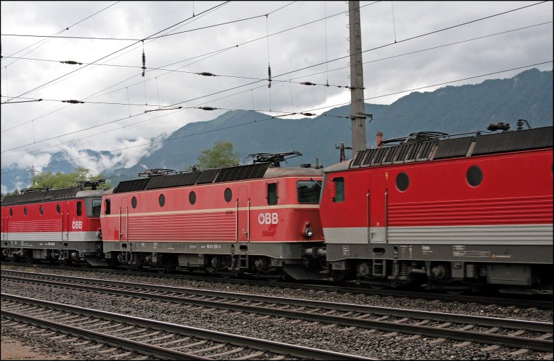 Die Bludenzer 1044 120 (9181 1044 120-4) rollt in einem Lokzug von Innsbruck komment duch den Haltepunkt Kundl Richtung Wrgl. (04.07.2008)