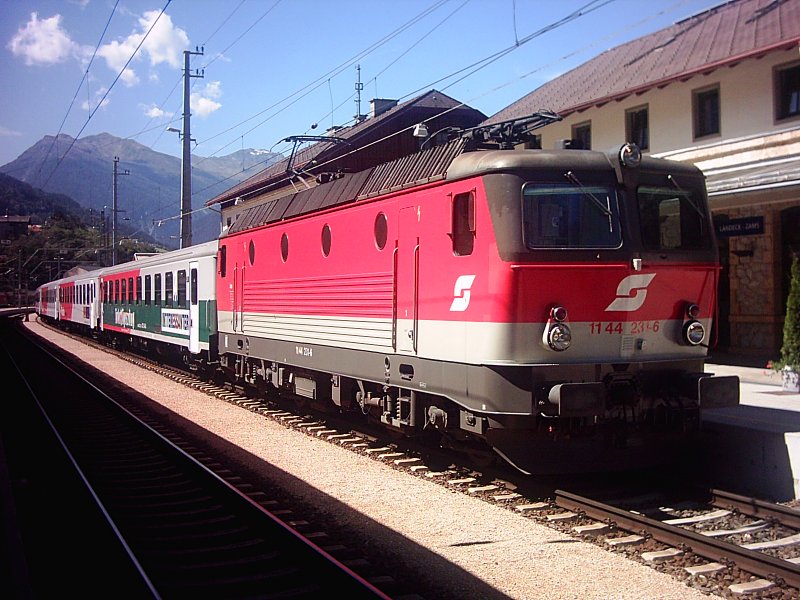 Die Bludenzer 1144 231 am 23.8.2006 mit einem Eilzug nach Innsbruck in Landeck.