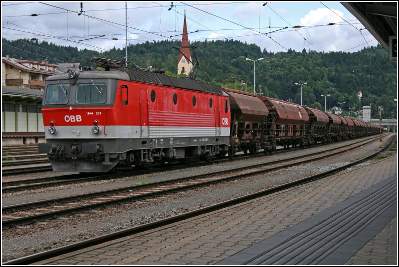 Die Bludenzer 1144 231 wartet mit einem Quarzsandzug von Deutschland nach Italien, in Kufstein auf die 1216 003 als Vorspannlok. Ist sie nicht schn;-) (04.07.07)