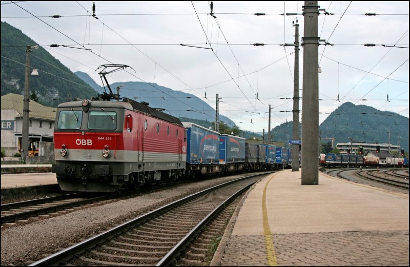 Die Bludenzer 1144 236 (9181 1144 236-7) rollt mit einem KLV-Zug auf Gleis 1 von Kufstein ein. Nach dem Wechsel der Triebfahrzeugfhrer geht es weiter in Richtung Mnchen. (10.07.2008)
