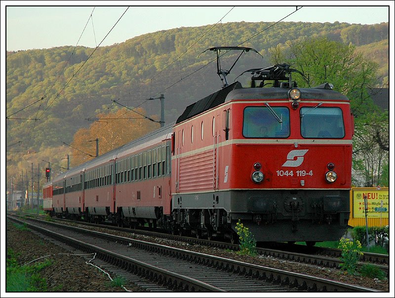 Die blutorange 1044 119 bespannte am 16.4.2007 den ER 2100  Hopfen + Malz  von Wien Franz Josefs Bahnhof nach Gmnd. Die Aufnahme entstand in Klosterneuburg.