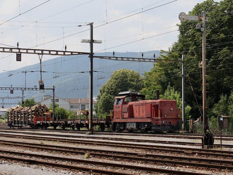 Die Bm 4/4 18413 am 30.08.2009 bei Rangierarbeiten in Biel RB.