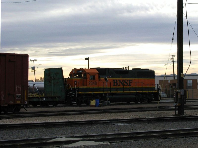 Die BNSF Lok 2348 rangiert auf einem Rangierbahnhof in Phoenix (Arizona). Aufgenommen am 5.1.2008.