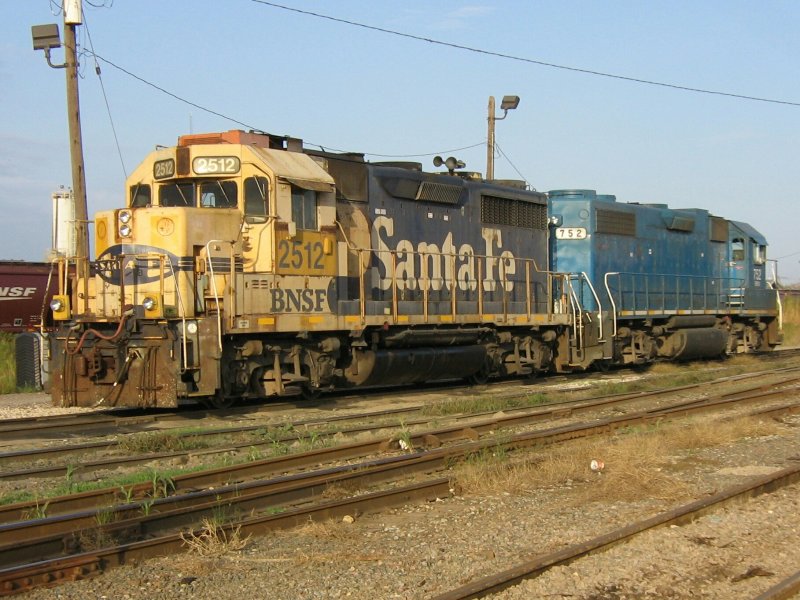 Die BNSF Lok 2512 (trgt die Santa Fe Lackierung) ist zusammen mit der EMDX Lok 752 in Galveston (Texas) abgestellt. Aufgenommen am 2.12.2007.