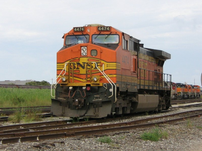 Die BNSF Lok 4474 ist am 15.10.2007 in Galveston (Texas) abgestellt. Im Hintergrund sind weitere BNSF Loks zu sehen.