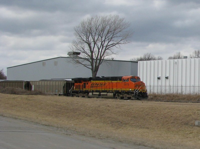 Die BNSF Lok 5878 (Dash 9) schiebt einen Kohlezug nach. Aufgenommen am 2.3.2008 in Kansas City.