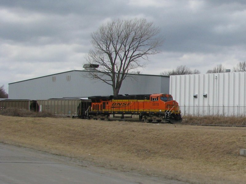 Die BNSF Lok 5878 (Dash 9) schiebt einen Kohlezug nach. Aufgenommen am 2.3.2008 in Kansas City.