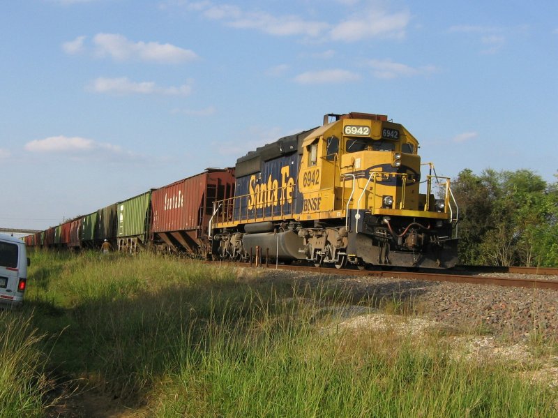 Die BNSF Lok 6942 trgt noch die Santa Fe Lackierung, als ich sie am 5.11.2007 in Sealy (bei Houston, Texas) fotografierte.