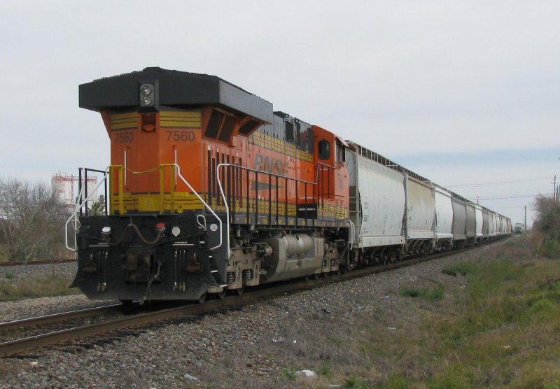 Die BNSF Lok 7560 mit einem Gterzug am 26.1.2008 in Galveston (Texas).