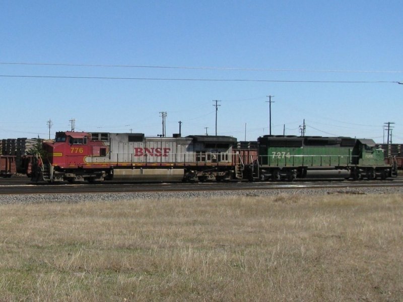 Die BNSF Lok 776 und die FURX Lok 7274 sind am 6.2.2008 in Somerville (Texas) abgestellt.