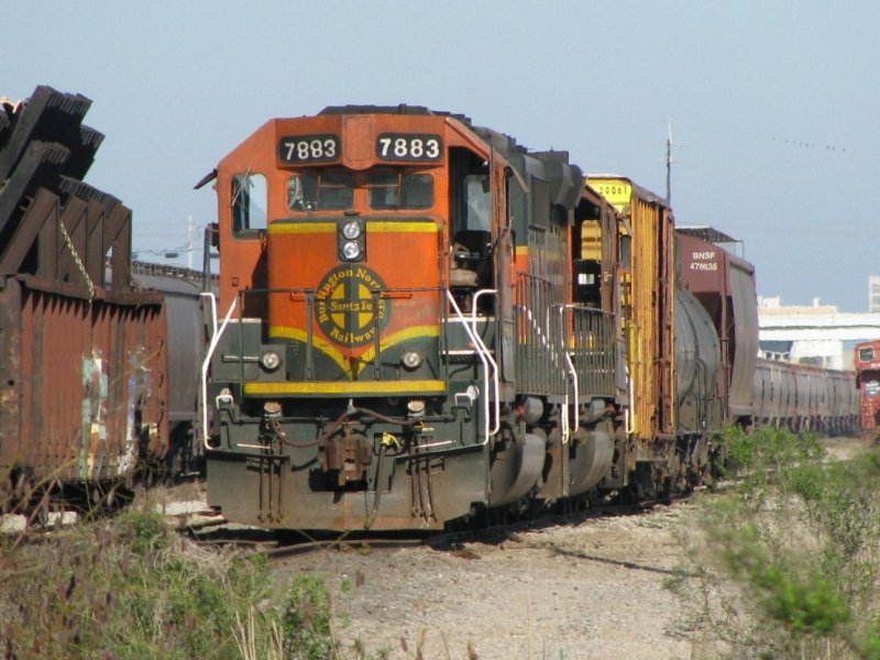 Die BNSF Lok 7883 (SD40-2) und eine Schwesterlok mit einem sehr kurzen Gterzug am 24.2.2008 in Galveston (Texas).