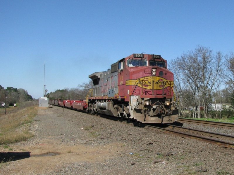 Die BNSF Lok 901 (Dash 9, trgt noch die Santa Fe Lackierung) mit einem leeren Containerzug am 13.2.2008 in Sealy (Bei Houston, Texas).
